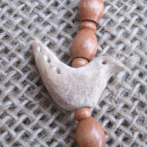 Vintage handmade necklace from 1980s. Made of various wood beads and metal seed - Picture 11 of 12